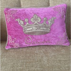 NWOT FS HOME COLLECTIONS "QUEEN" PILLOW
WITH INSERT
$34 $97 Size: 17 × 12